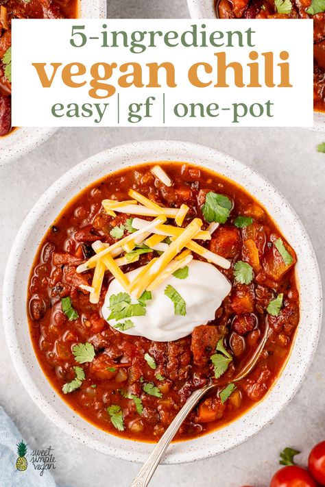 Simple Vegan Chili, Easy Crockpot Vegan Recipes, Easy Vegan Chilli, Easy Vegan Chili Recipe, Aip Dinners, Easy Vegan Chili, Chili Dinner, Vegan Chili Recipe, Vegan Chilli