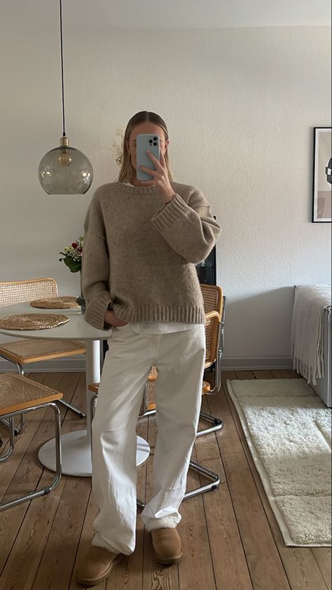 Off White Pants Outfit Winter, Outfit Helle Jeans, Beige Pullover Outfit, Nuetral Pallete Outfits, Cold Outfits For School, Stockholm Style Aesthetic, Aesthetic Winter Outfit, Outfit With Uggs, Looks Adidas