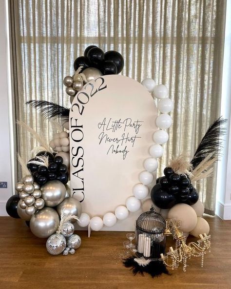 Black White Balloon Garland, Balon Decoration, Roaring 20s Party Decorations, 20s Party Decorations, Gatsby Vibes, Birthday Martini, White Balloon Garland, Outdoor Decor Party, Chanel Birthday Party