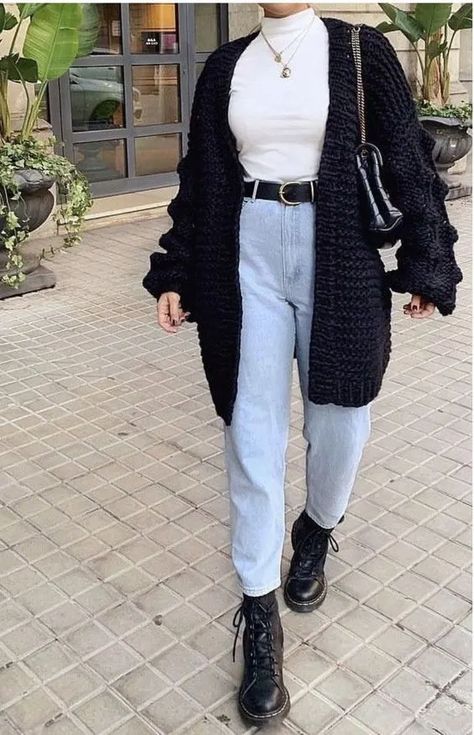 30+ Super Stylish Winter Outfits for Women 2023 - HubPages Grunge Winter Outfits, Pakaian Hipster, Baggy Cardigan, Bekväma Outfits, Outfits Fo, Alledaagse Outfits, Jeans Outfit Winter, Lakaran Fesyen, Mode Jeans