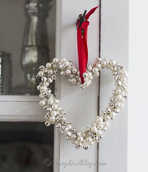 If Christmas is the season of love, than a heart is the perfect homemade Christmas ornament. These jingle bells hearts are easy, fun and quick to make. Homemade Christmas Ornament, Jingle Bell Crafts, Dollar Store Christmas Decorations, Dollar Store Christmas Crafts, Dollar Store Christmas, Christmas Crafting, Christmas Ornaments Homemade, Xmas Ornaments, Homemade Christmas