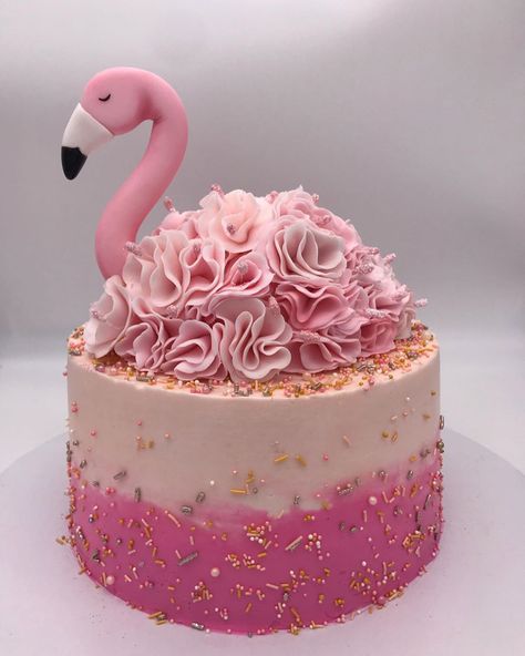 Carol on Instagram: “Flamingo Cake... Chocolate Cake flavored light chocolate buttercream and whipped cream. #flamingocake #flamingocakepops #instacake…” Flamingo Cake Ideas, Flamingo Birthday Cake, Flamingo Cake Topper, Inside Cake, Gold Flamingo, Flamingo Cake, Gateaux Cake, Animal Cakes, Flamingo Birthday