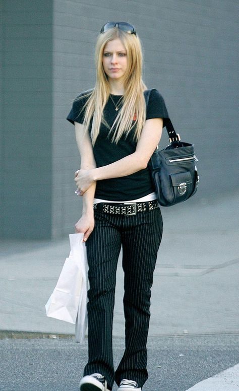 Avril Lavigne 2004, Avril Lavigne Outfits, 2000s Punk, Avril Lavigne Style, 2000s Outfit, Outfits 2000s, 2000s Outfits, 2000s Fashion Outfits, Avril Lavigne