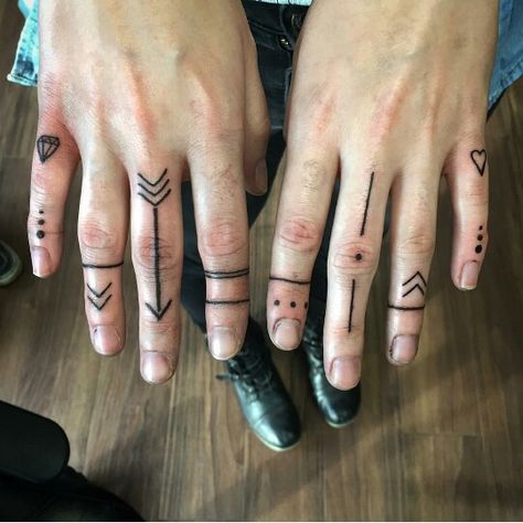 Finger tattoos Indian Finger Tattoo, Finger Line Tattoo Men, Hand Fingers Tattoo, Finger Tattoos Lines, Hanna Tattoo Hand, Finger Tattoos Designs, Witchy Finger Tattoos, Finger Tattoos Fade, Hanna Tattoo