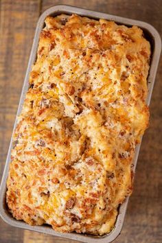 Bacon Cheddar Beer Bread is a delicious no knead bread packed with crispy bacon and melty cheddar. #bread #beerbread #quickbread #nokneadbread #bacon #cheddar #sidedish #dinnerthendessert Best Bread With Chili, Baking With Bacon, Cheddar Cheese Recipes Easy, Bacon Cheese Bread Recipe, Bread Recipe No Mixer, Bacon And Cheese Bread, Bacon Cheese Bread, Cheddar Beer Bread, Appetizers Seafood