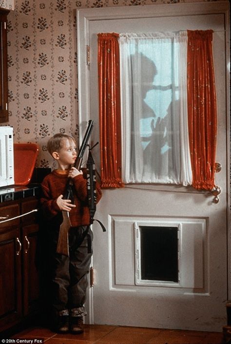 Kevin Home Alone, Home Alone 1, Home Alone 1990, Home Alone Movie, Chris Columbus, Home Alone Christmas, Macaulay Culkin, 2160x3840 Wallpaper, Christmas Phone Wallpaper