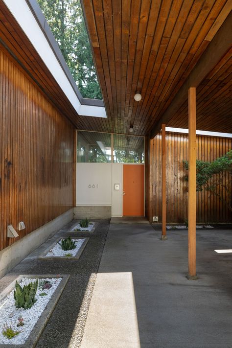 Starlet House — West Coast Modern | Real Estate Agents for Architect-Designed Property West Coast Modern Interior, Mid Century Mansion, Midcentury Entryway, Mid Century Modern House Design, Midcentury Modern House Exterior, West Coast House, Flat Roof Systems, West Coast Modern, Bauhaus Principles