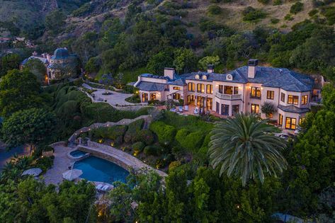 Kelsey Grammer’s Longtime Malibu Mansion ⋆ Beverly Hills Magazine Celebrity Mansions, Malibu Mansion, Floating Homes, Beverly Hills Mansion, Mansion Exterior, Kelsey Grammer, Luxury Houses Mansions, Beverly Hills Houses, A Mansion