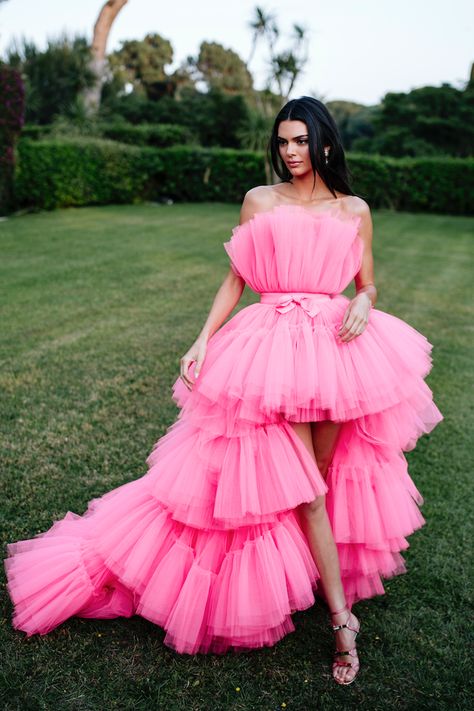 H&M and Giambattista Valli Collaboration: Kendall Jenner in pink tulle dress Pink Statement Dress, Giambattista Valli Couture, Kylie Dress, Pink Tulle Dress, Fashion Star, Looks Party, Kendall Jenner Outfits, Jenner Outfits, Kirsten Dunst