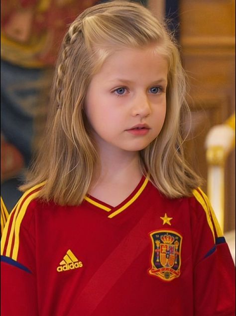 Princess Leonor Wallpaper, Spain People, Princes Leonor, Spain Girl, Spain Princess, Leonor Princess, Leonor Princess Of Asturias, Princess Of Spain, 2000s Japanese Fashion