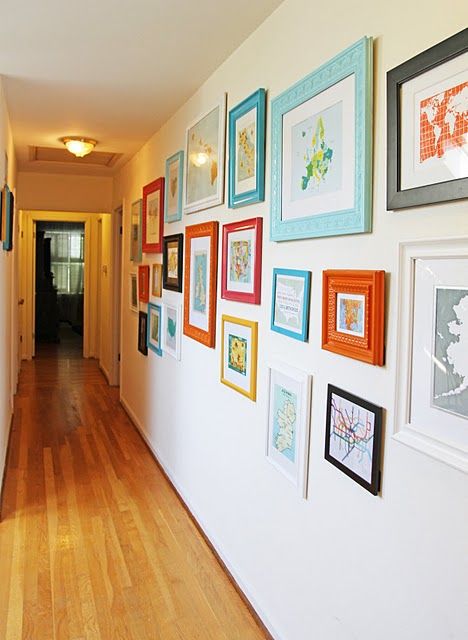 Colorful frames brighten up a boring white wall Galary Wall, Colored Frames, Stair Art, Photowall Ideas, Colorful Frames, Diy Casa, Gallery Walls, Kids Artwork, Travel Wall