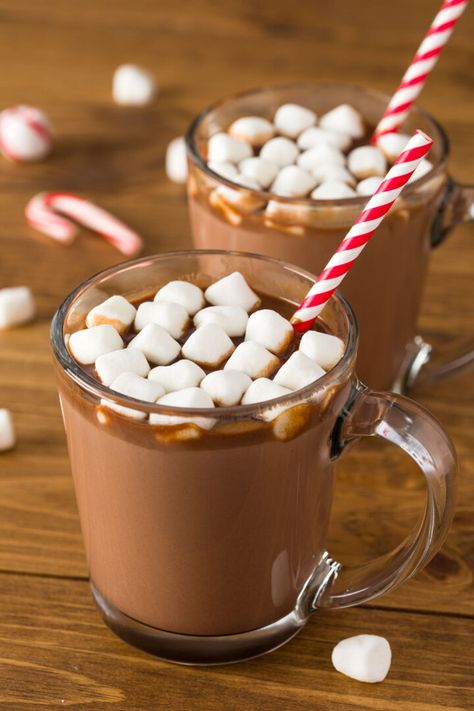 Hot Chocolate with marshmallows Christmas Party Food Ideas, Christmas Finger Foods, Hot Chocolate Toppings, Hot Chocolate Ingredients, Gourmet Hot Chocolate, Homemade Hot Chocolate Mix, Crockpot Hot Chocolate, Diy Hot Chocolate, Hot Chocolate Gifts