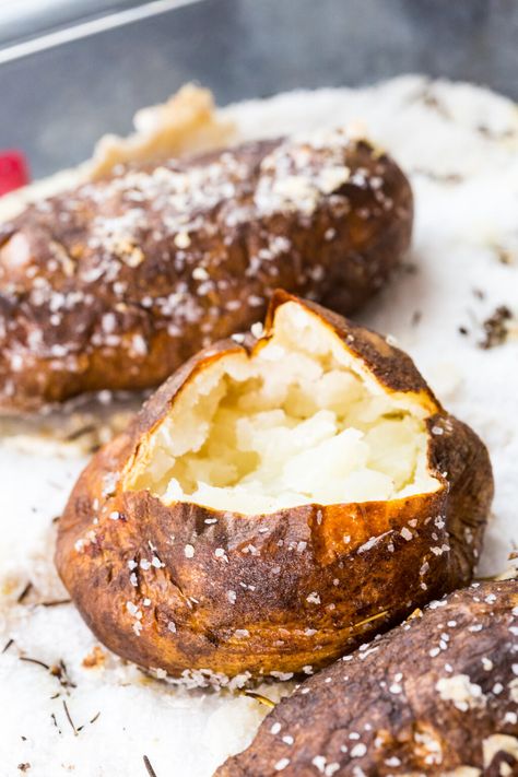 Salt Baked Potatoes - Easy Peasy Meals Salt Baked Potatoes, Salted Baked Potato, Perfect Potatoes, Baked Potato Microwave, Ice Cream Salt, Crispy Baked Potatoes, Best Baked Potato, Creamy Potatoes, Potatoes Baked