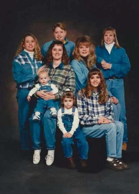 Halloween costume ideas Jcpenny Photos, Retro Family Photos, Akward Family Photos, Awkward Family Photos Christmas, Funny Matching Outfits, Funny Family Portraits, Awkward Family Pictures, Weird Family Photos, Funny Photoshoot Ideas