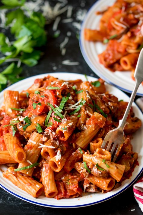 Mushroom ragu with rigatoni - a delicious vegetarian dinner that the whole family will love. Rigatoni Noodles, Quick Vegetarian Dinner, Mushroom Ragu, Rigatoni Recipes, Delicious Vegetarian Dinner, Ragu Recipe, Easy Vegetarian Dinner, Vegetarian Pasta Recipes, Meals To Make