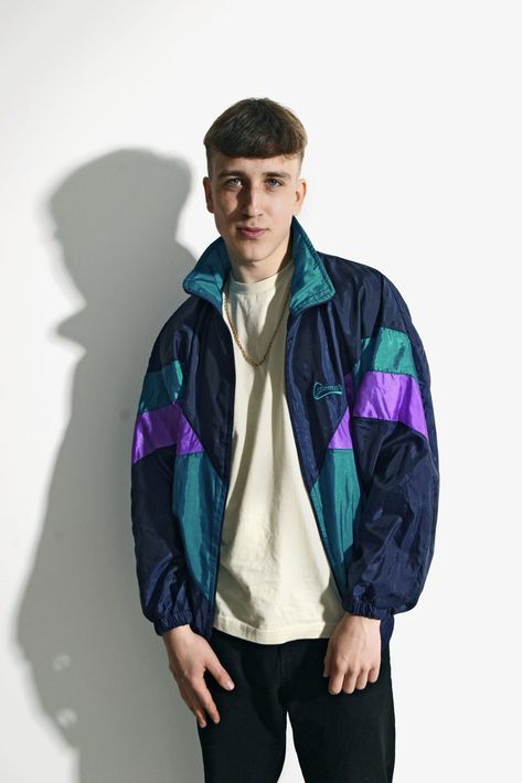 80s vintage nylon jacket Windbreaker Outfit Men, Vintage Sports Clothing, Windbreaker Outfit, Retro Windbreaker, Sportswear Men, 80s Clothing, Sports Track, Fila Vintage, Vintage Sportswear