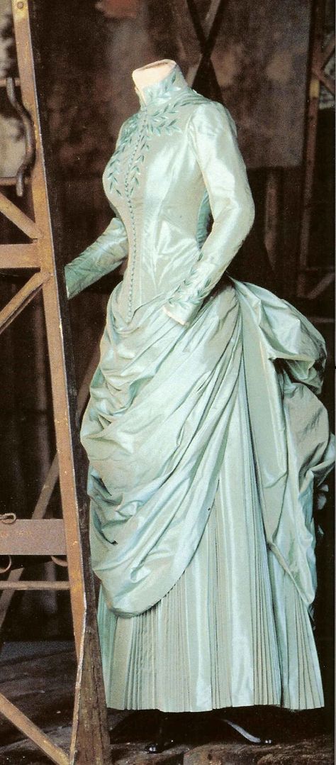 Ishioka’s Dracula | Ladies From Other Centuries Dracula Costume, Eiko Ishioka, Green Evening Gowns, Full Gown, Bram Stoker's Dracula, Bustle Dress, Fashion Forms, Green Gown, Bram Stoker