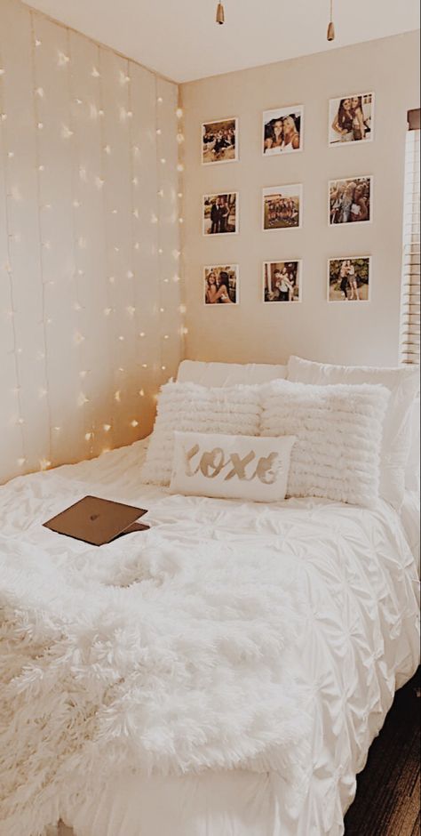 Teen Bedroom Night Lights, Minimalist Apartment Bedroom Decor, Bedroom Inspirations White Furniture, Bedroom Models Design, Simple Bedroom Decor Small Spaces, Half Room Ideas Bedrooms, Triangle Room Layout, Room Details, Room Ideas Basic