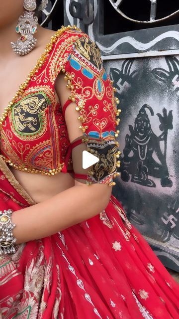 Pack Blouse Design, Navratri Choli Designs Blouses, Mrg Choli, Chaniya Choli Blouse Pattern New, Unique Navratri Outfits, Navratri Blouse Designs, Chaniya Choli Designs Navratri, Navratri Design, Garba Dresses