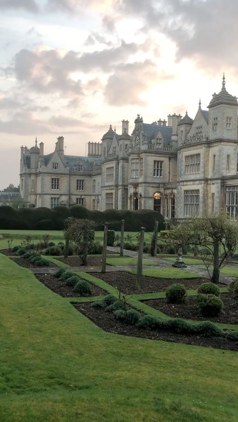 Dream House Countryside, Stoke Rochford Hall, Country Mansion Interior, Beautiful House Aesthetic, Castle House Exterior, Old Rich House, Old Architecture House, Future House Aesthetic, Old Money House Exterior