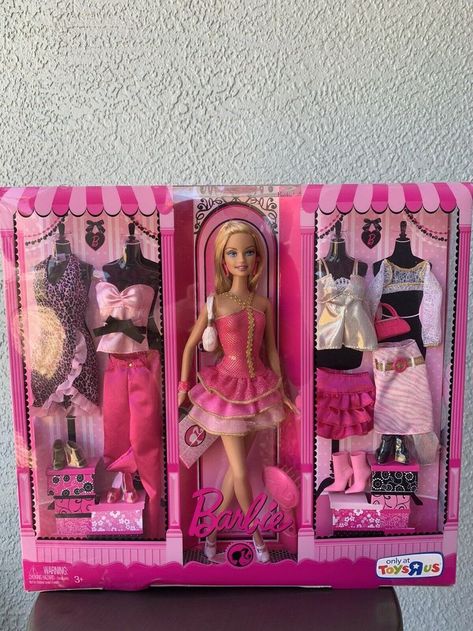 Toys Barbie Dolls, Barbie Dolls Collections, 2000s Barbie Aesthetic, Iconic Barbie Dolls, 2000s Barbie Dolls, Barbie Packaging, Og Barbie, Barbie Doll Outfits, Barbie Shopping