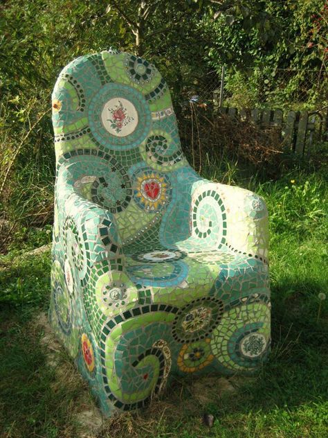 Chair Diy Mosaic Garden, Garden Chairs Metal, Mosaic Furniture, Creative Tile, Green Mosaic, Mosaic Garden Art, Diy Mosaic, Mosaic Madness, Mosaic Decor