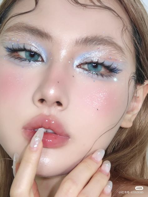 Blue Chinese Makeup, Blue Fairy Makeup, Icy Makeup, Blue Eyeshadow Makeup, Blue Eye Shadow, Gem Makeup, Blue Makeup Looks, Douyin Makeup, Korean Eye Makeup