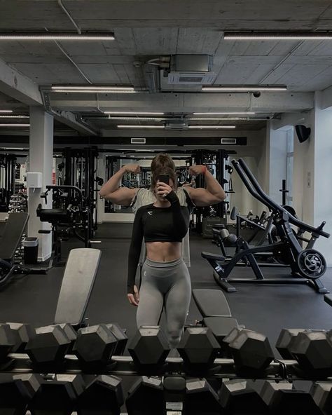 Gym Couples Aethstetic, Gym Couple Aesthetic Faceless, Couple Gym Pics, Gym With Boyfriend, Gym Couple Pictures, Gym Bf, Gym Couple Goals, Gym Couple Poses, Aesthetic Wallpaper Vision Board