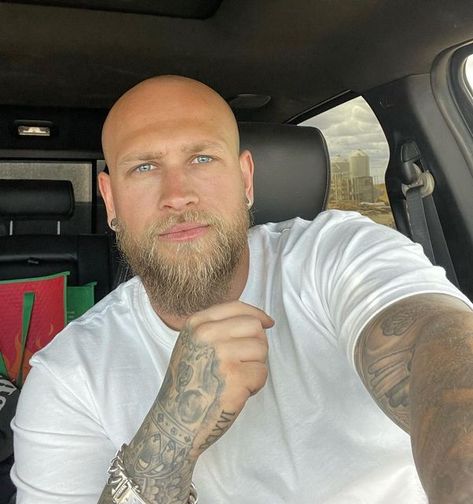 Bald Men With Tattoos, David Kash, White Men With Beards, Bald Tattooed Men, Bald Men Style Beard, Handsome Bald Men, Bald Bearded Men, Bald And Beard, Bald Tattoo