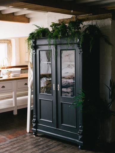 Blue Painted Cupboard Modern English Cottage, Old House Design, Vintage Furniture Antique, Vintage Cupboard, Devol Kitchens, English Interior, Indie Room Decor, Camping Decor, Indie Room