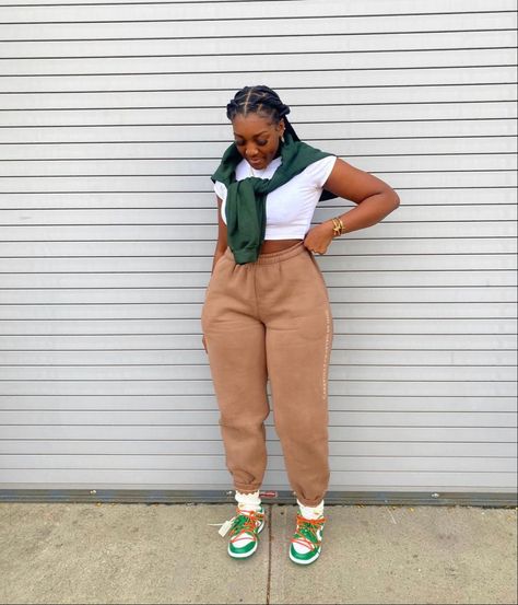 Oversize Outfit Ideas For Women, Sweats And Dunks Outfit, Plus Size Fall Outfits Black Women, Baddie Outfits For School Swag, Sweat Pants Outfit Baddie, Outfits With Dunks, Cute Sweatpants Outfit, Cute Sweatpants, Stylish Work Attire