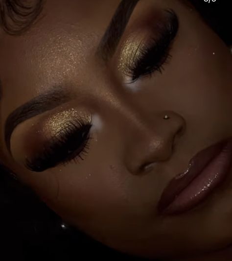 Makeup Looks With Gold Dress, Gold Makeup Looks Red Lips, Gold Prom Looks Makeup, Prom Makeup Looks Gold, Homecoming Makeup Gold, Gold Full Glam Makeup, Prom Makeup Looks For Gold Dress, Makeup Looks With Gold, Gold Birthday Makeup Black Women