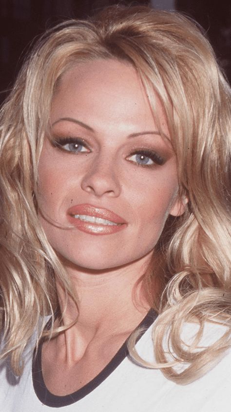 This Is Exactly How Pamela Anderson Did Her Makeup In the '90s 90s Makeup Celebrities, Pam Anderson Eye Makeup, 90s Pam Anderson Makeup, 90s Neutral Makeup, Makeup In The 90s, Pam Anderson Makeup Tutorial, 2002 Celebrities, Pamela Anderson 90s Makeup Looks, 90 Make Up The 90s