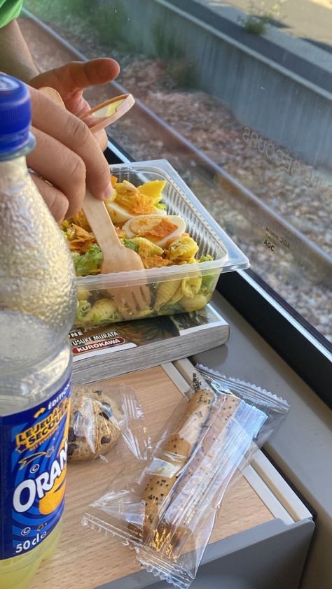 Eating in the train Train Food Snap, Train Snap, Subway Food, Train Food, Train Aesthetic, Food Snap, Meal Train Recipes, Floating Lanterns, Funny Snaps