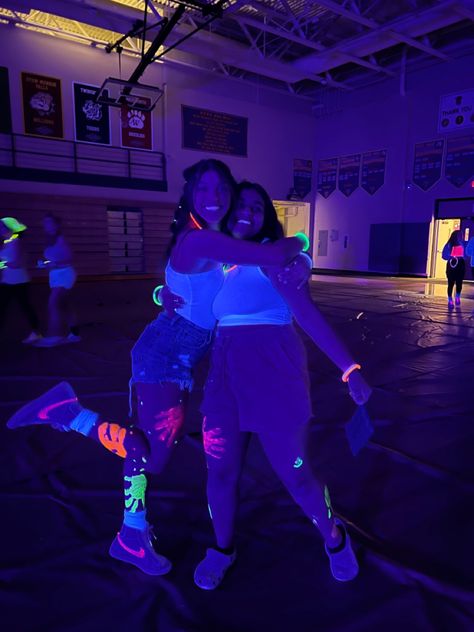 Blacklight Dance Outfit, Glow In The Dark School Dance Outfit, Uv Light Party Outfit, Glow Party Clothes, Neon Dance Outfit School, Glow In Dark Party Outfit, Neon Fits Party, Neon Theme Party Outfit, Glow Theme Party Outfits