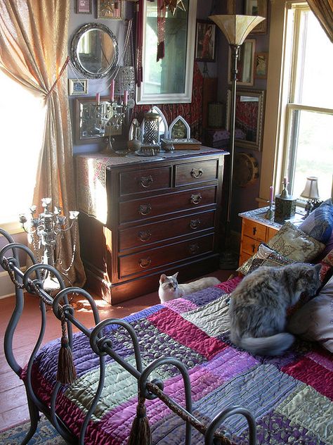 Boho Whimsigoth Living Room, Bedroom Ideas Whimsigoth, Whismgothic Room Aesthetic, Whismgothic Living Room, 90s Witchy Bedroom, Whimsie Goth Bedroom, Red Whimsigoth Bedroom, Whimsigothic Decor Bedroom, Whimsigoth Bedframe