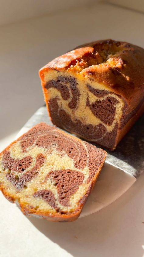 Chocolate marble loaf cake recipe. Soft and moist vanilla and chocolate sponge. Simple step-by-step recipe with video tutorial. Marble Loaf Cake, Matt Adlard, Marble Loaf, Marble Cake Recipes, Cake Recipes Easy Homemade, Sweet Dishes Recipes, Quick Recipes Snacks, Homemade Cake Recipes, Marble Cake