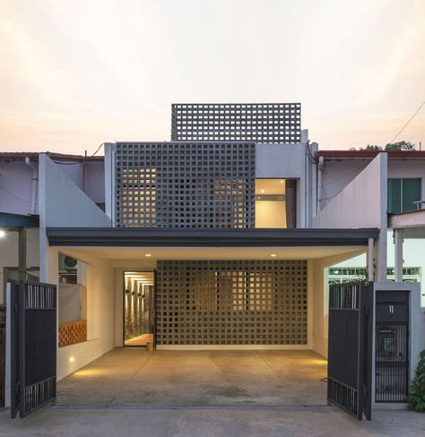 Located in Kota Kinabalu, Sabah, SAVA explores the relationship of indoor and outdoor spaces in this 2-storey terrace house renovation.
With sizes of 6.4m x 2… Double Storey Rear Extension, Terrace House Renovation, Terrace House Interior Design, Malaysia House, Terraced House Extension, Modern Terrace House, Terrace Exterior, Terrace House Design, Terrace House Exterior