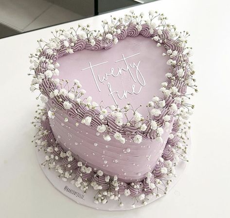 Are you looking for the ideal vintage heart cake for your upcoming celebration? Look no further! In this post, we present 20+ of the most stunning vintage heart cake designs that will inspire you for you special event! 4 Inch Birthday Cake Ideas, Lavender Bday Party, 26th Birthday Decoration Ideas, Simple Vintage Cakes Birthday, 25th Birthday Ideas For Her Cake, 25th Birthday Decoration Ideas, 25th Birthday Ideas For Her Decoration, Vintage Heart Cakes Birthday, Lavender Cake Decoration