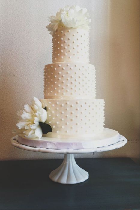 I like a simple wedding cake. You can always add pops of color with the flowers, or have some of the dots in color. Retro Wedding Cakes, Dot Cakes, Dot Cake, Tiered Cake, Gateaux Cake, White Wedding Cakes, Simple Wedding Cake, Wedding Cake Inspiration, Retro Wedding