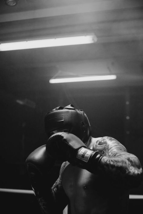 10,000+ Best Athlete Photos · 100% Free Download · Pexels Stock Photos Boxer Aesthetic, Thai Box, Kickboxing Training, Boxing Images, Running Photos, Sweet Carrot, Boxing Quotes, Tension Setting, Boxing Gym