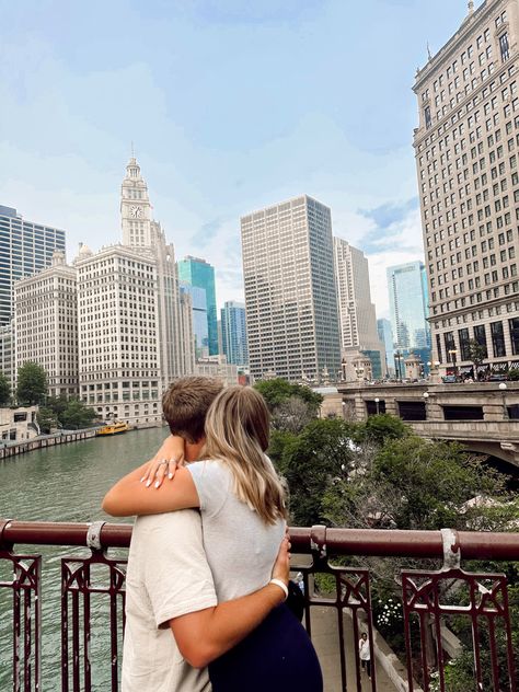 Couple boyfriend bf photos picture ideas! In chicago city with view looking away into the distance with gf hugging pic inspo and cute outfit summer !! #bf #photooftheday #chicago Couple Photos In The City, Chicago Couple Pictures, Chicago Date Ideas, Boyfriend Photo Ideas, Gf Poses, Bf Photos, Couples Stuff, Chicago Trip, Chicago Aesthetic