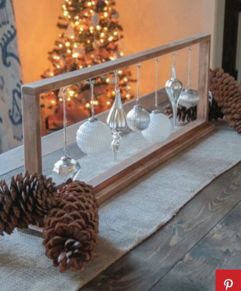 Easy Sticks, Holiday Diy Projects, Centerpiece Christmas, Old Picture Frames, Christmas Table Centerpieces, Christmas Centerpieces Diy, Woks, Christmas Table Settings, Noel Christmas