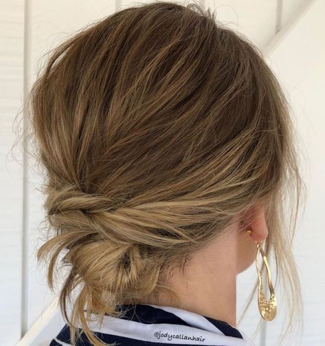 Thick Shoulder Length Hair, Knot Updo, Easy Updos For Medium Hair, Easy Updo Hairstyles, Shorter Hair, Up Dos For Medium Hair, Hair Simple, Updos For Medium Length Hair, Short Hair Updo