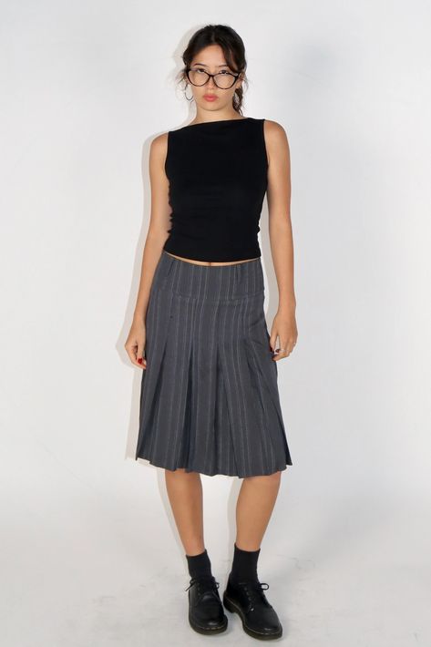 Detail Grey midi skirt Grey stripe Straight fit Low-waisted Polyester No stretchy Machine wash/Do not iron   Sizing S: waist = 68 cm, length = 56 cm, hip= 94 cm M: waist = 72 cm, length = 57 cm, hip= 198 cm L:  waist = 76 cm, length = 58 cm, hip= 102 cm Suzi is 5 ft 6, pants size is 26, wearing size small Gray Skirt Outfit, Grey Midi Skirt, Midi Skirts Style, Midi Skirt Outfit, Striped Midi Skirt, 가을 패션, Mode Inspiration, Skirt Outfits, Look Cool