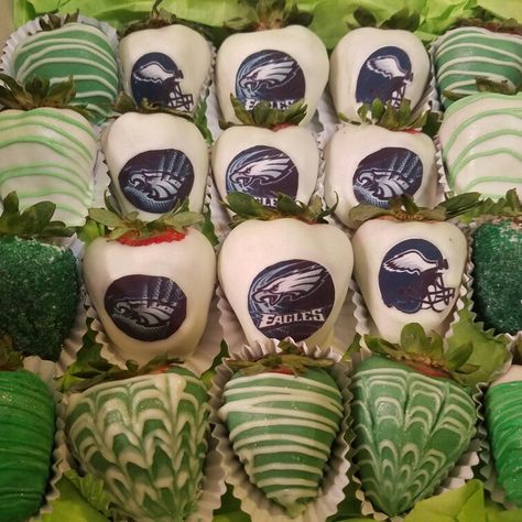 Philadelphia Eagles Strawberries Eagles Themed Food, Eagles Party Ideas Philadelphia, Eagles Desserts Football, Eagles Desserts, Philadelphia Eagles Party Ideas, Philadelphia Eagles Treats, Philadelphia Eagles Desserts, Philadelphia Eagles Food, Eagles Themed Desserts