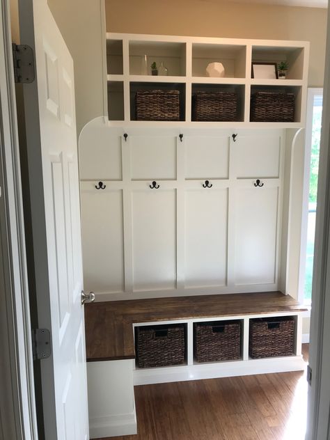 Mudroom Corner Bench With Storage, Cubby Storage Entryway, Corner Lockers With Bench, Small Cloak Room Ideas, Corner Cubby Mudroom, Mud Room Ideas Corner, Corner Mud Room Bench, Entry Way Cubbies Corner, Corner Bench Mudroom