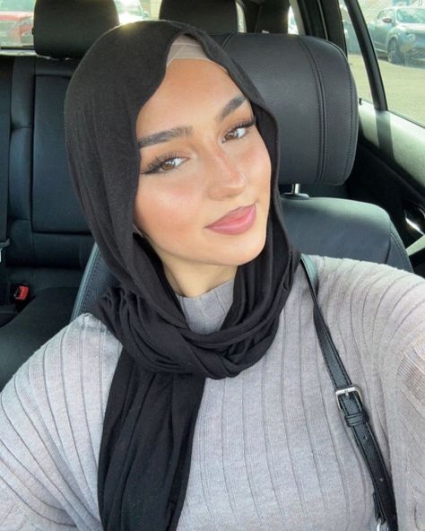 Girls Veiled, Modest Girly Outfits, Brunette Aesthetic, Hijab Makeup, Estilo Hijab, Neat Casual Outfits, Hijabi Fits, Hijab Style Tutorial, Hijab Fashionista