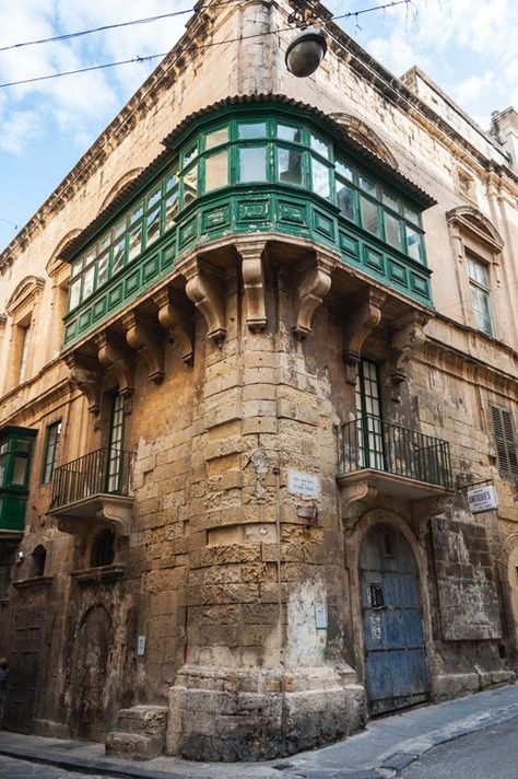 #Malta #Valletta An old beautiful balcony at the corner between Triq San Pawl and Triq San Kristofru, Valletta, Malta. Padi Diving, Malta Beaches, Malta Valletta, Valletta Malta, Diving Course, Malta Travel, Vintage Architecture, Nature Life, The Seventies