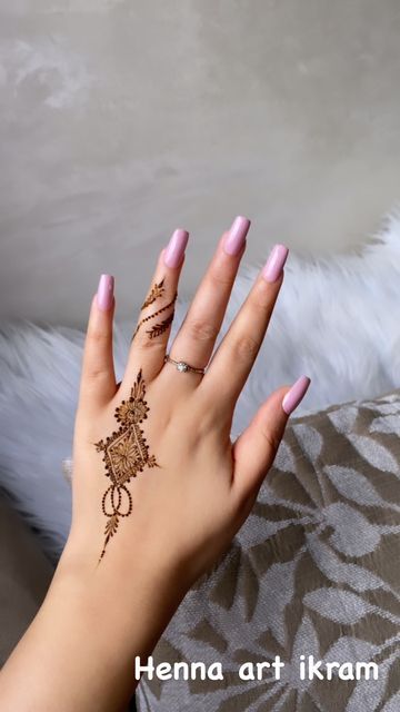 Modele Henna Simple, One Finger Henna, Hena Simple, Henna Main Simple, Design Henna Simple, Henna Main, Henna Finger Tattoo, Trending Mehndi Designs, Hana Design